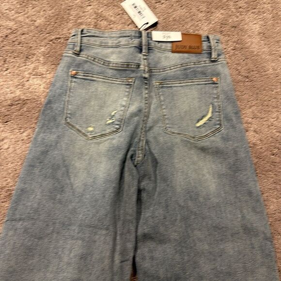 Judy blue! Tummy control mid rise wide leg crop with stretch!
3/26 - Picture 8 of 9